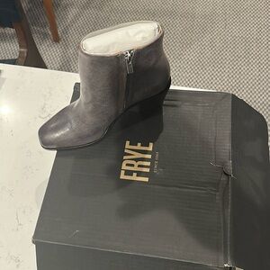 Georgia Bootie graphite color
Brand new oringinal box